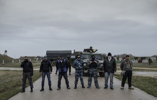 Переговоры украинских военных с представителями самообороны Севастополя на территории аэродрома "Бельбек"