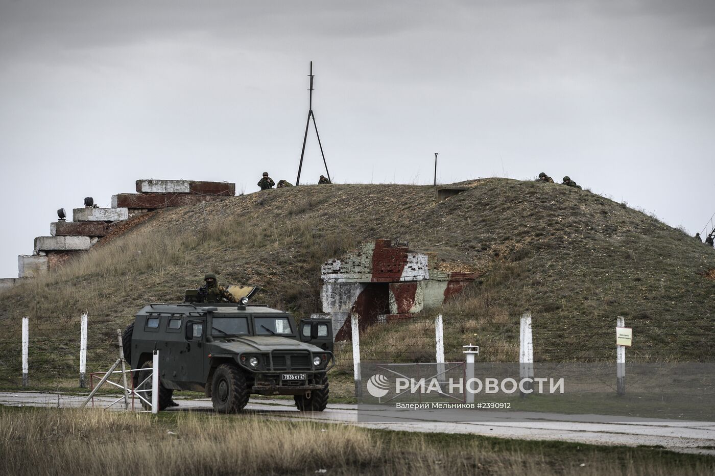 Переговоры украинских военных с представителями самообороны Севастополя на территории аэродрома "Бельбек"