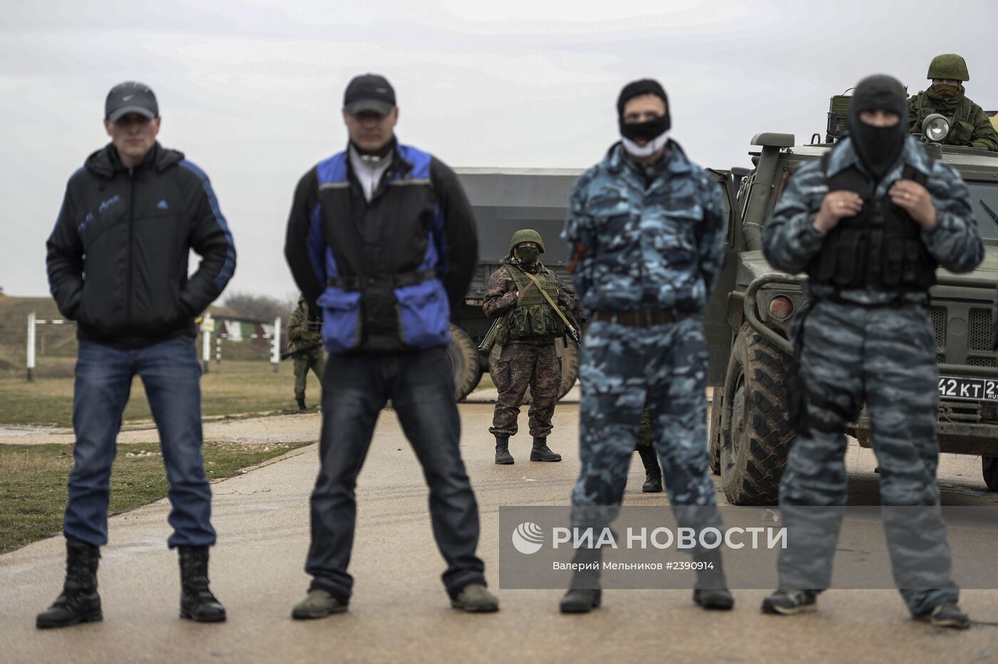 Переговоры украинских военных с представителями самообороны Севастополя на территории аэродрома "Бельбек"