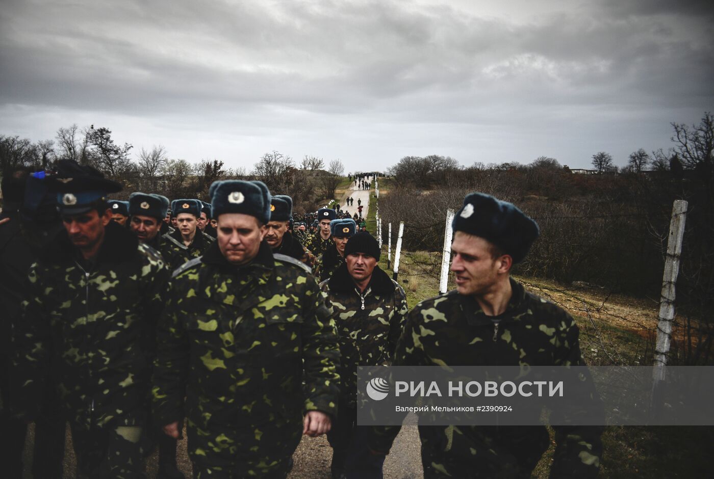 Переговоры украинских военных с представителями самообороны Севастополя на территории аэродрома "Бельбек"