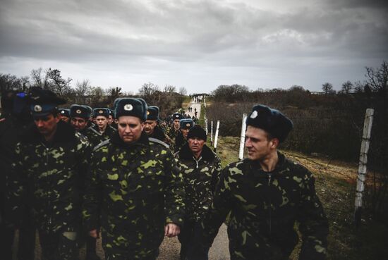 Переговоры украинских военных с представителями самообороны Севастополя на территории аэродрома "Бельбек"