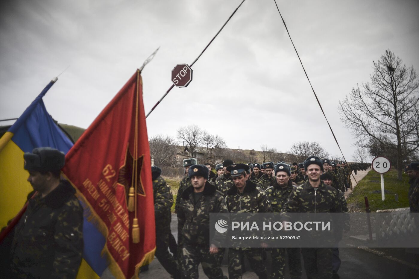 Переговоры украинских военных с представителями самообороны Севастополя на территории аэродрома "Бельбек"