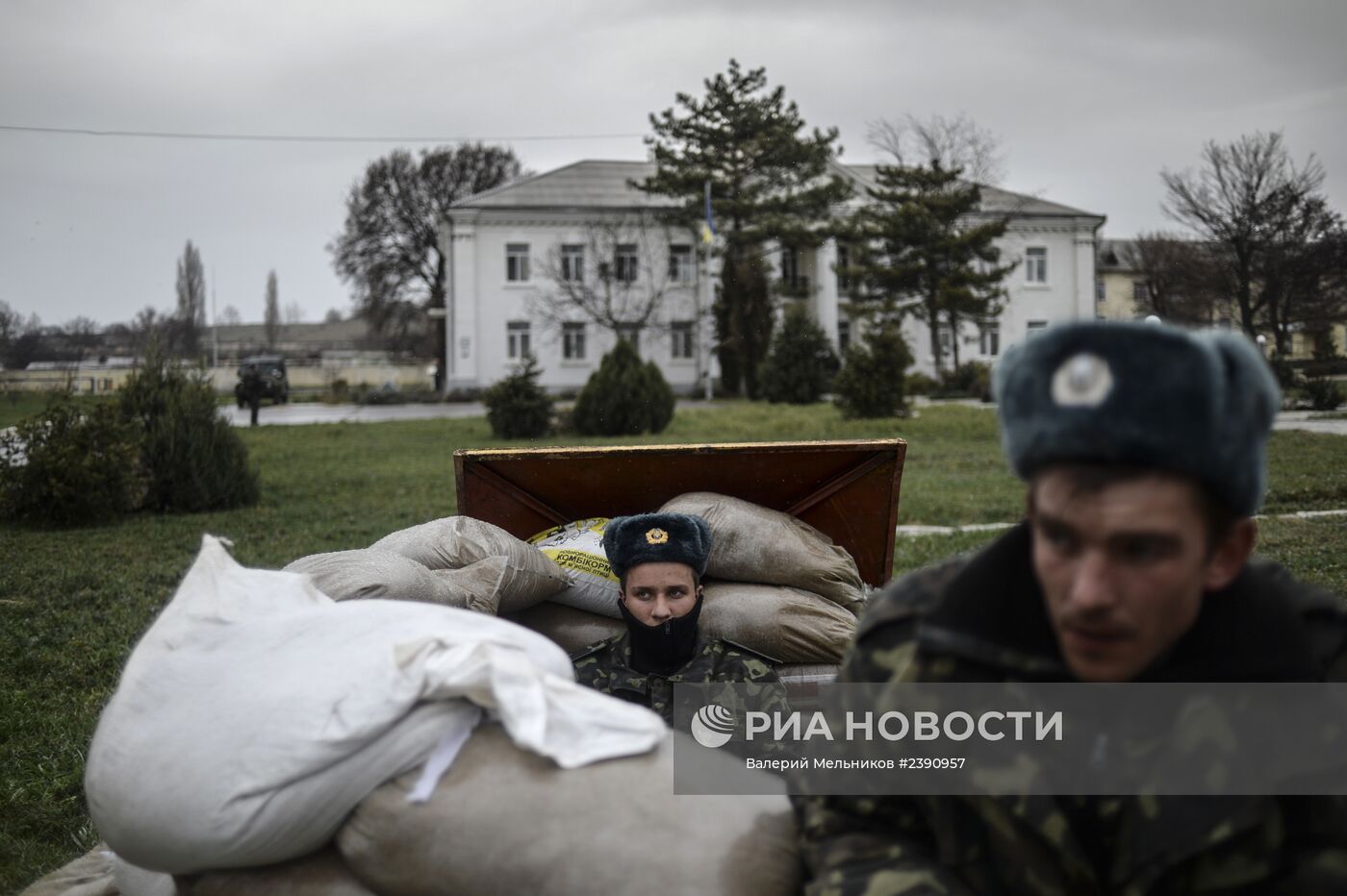 Переговоры украинских военных с представителями самообороны Севастополя на территории аэродрома "Бельбек"