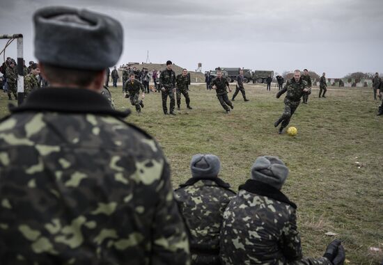 Переговоры украинских военных с представителями самообороны Севастополя на территории аэродрома "Бельбек"