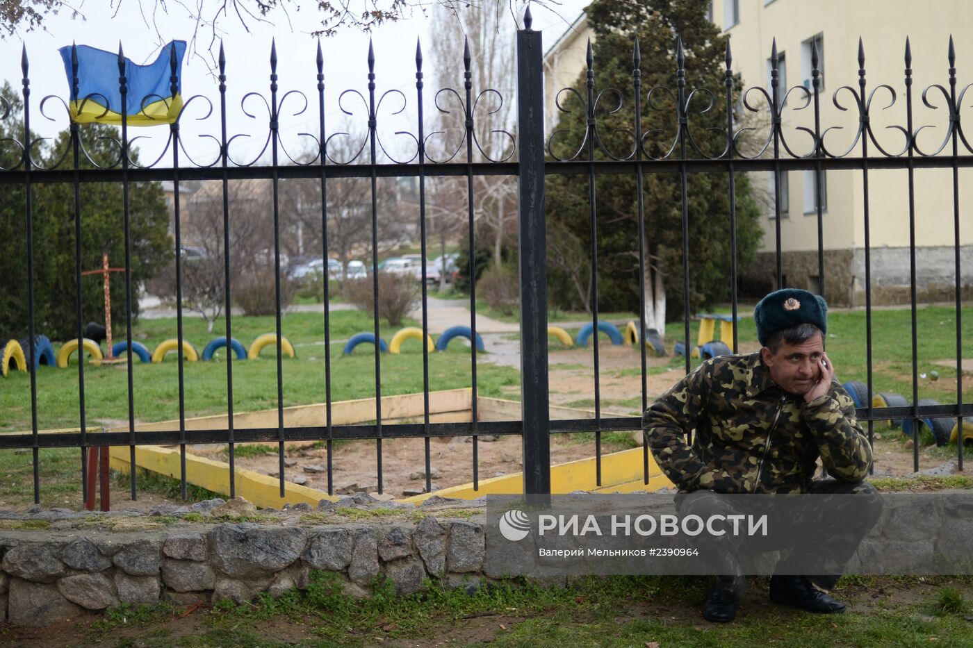 Переговоры украинских военных с представителями самообороны Севастополя на территории аэродрома "Бельбек"