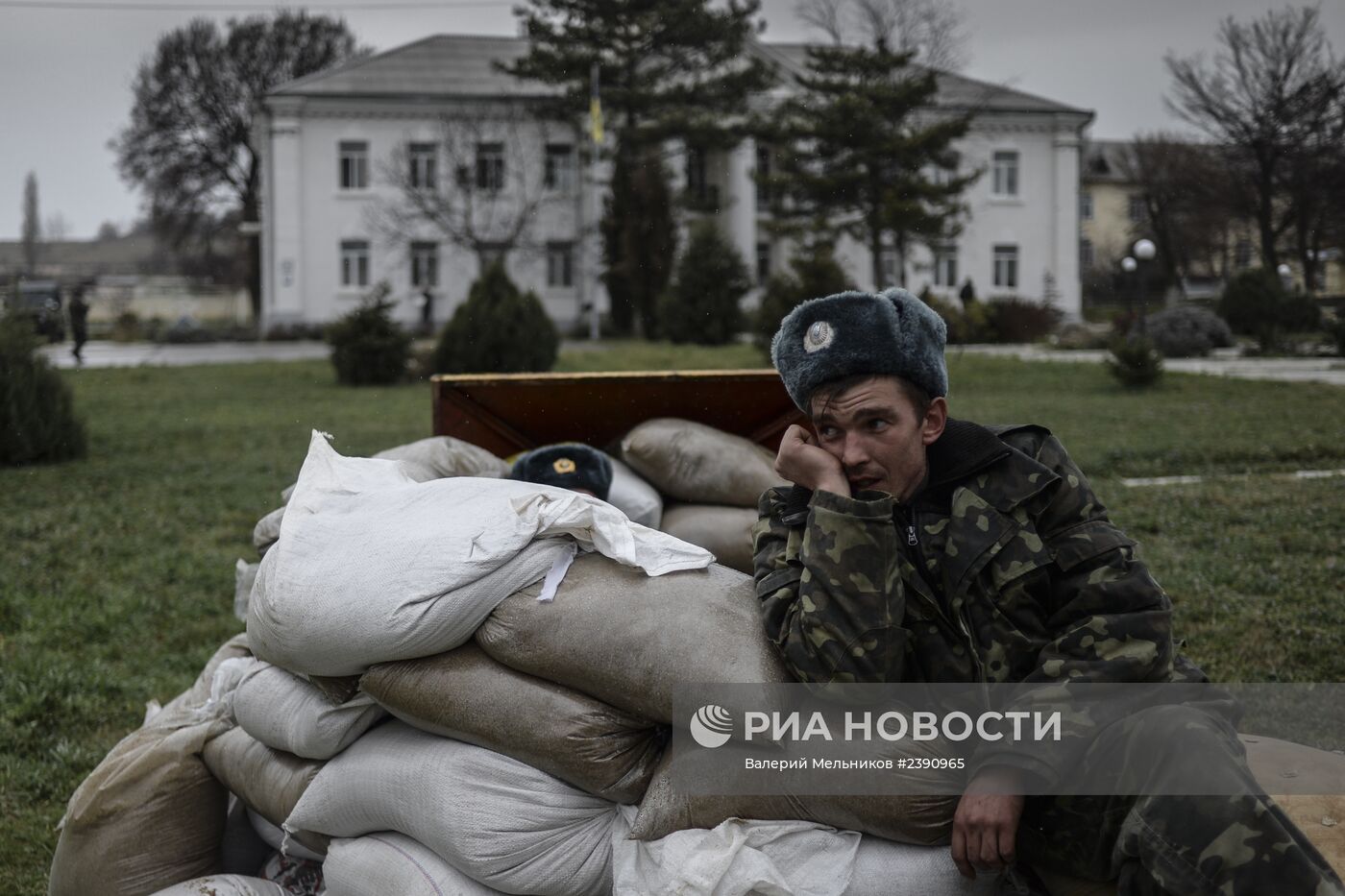 Переговоры украинских военных с представителями самообороны Севастополя на территории аэродрома "Бельбек"