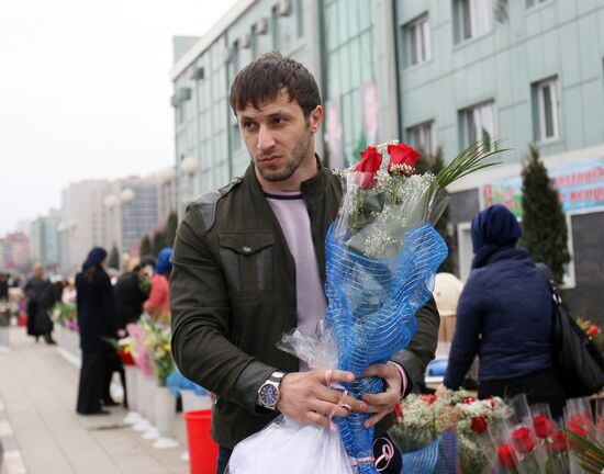 Продажа цветов накануне праздника 8 марта в Грозном