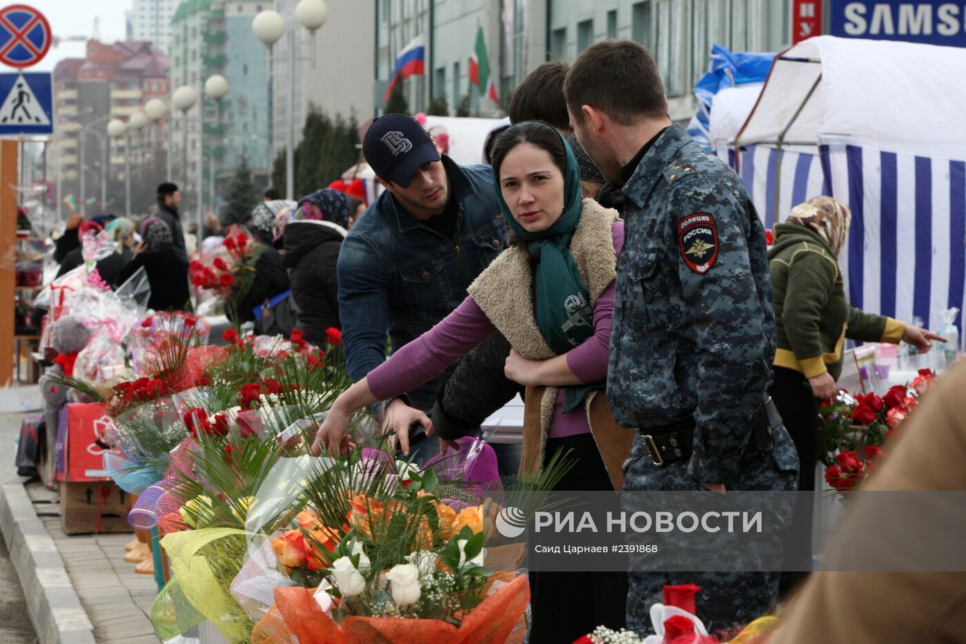 Продажа цветов накануне праздника 8 марта в Грозном