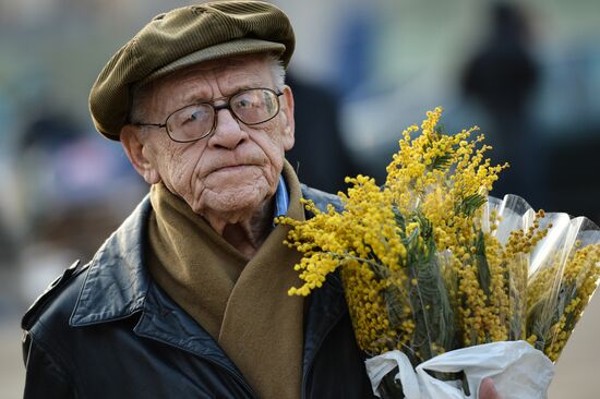 Продажа цветов накануне праздника 8 марта