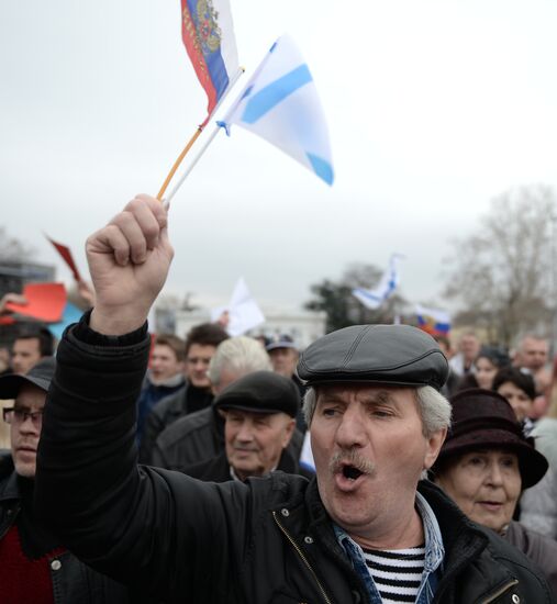 Митинг в поддержку референдума о статусе Крыма в Севастополе