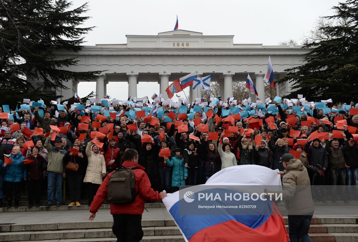 Митинг в поддержку референдума о статусе Крыма в Севастополе