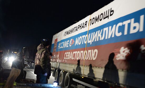 Встреча автоколонны с гуманитарной помощью от российских байкеров в Крыму