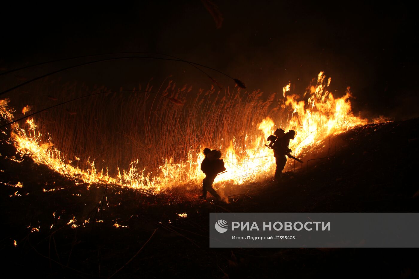 Тушение тростниковых пожаров в Астраханской области