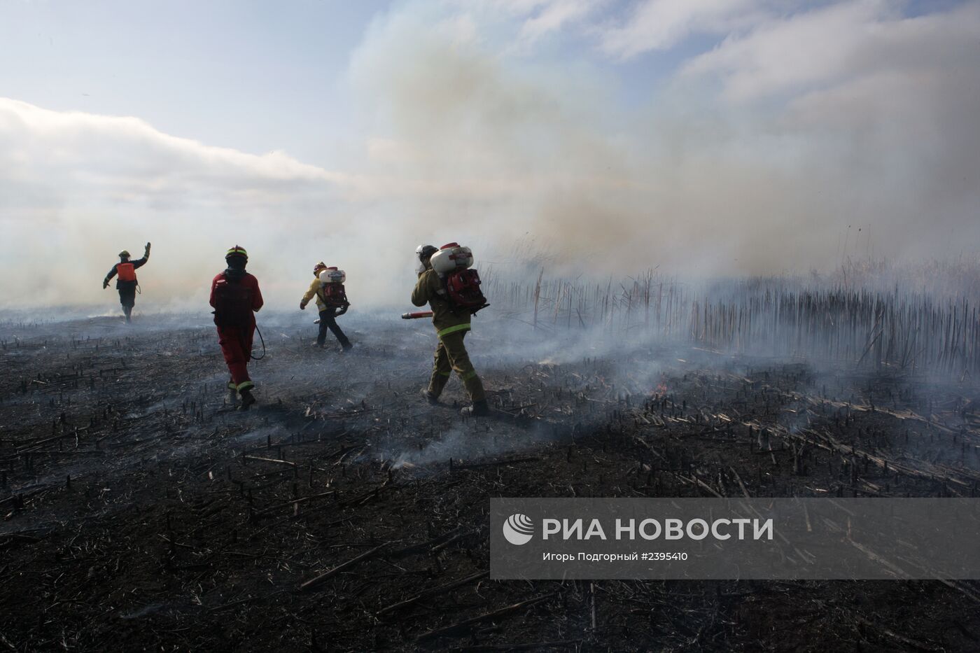 Тушение тростниковых пожаров в Астраханской области