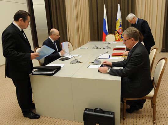 В.Путин провел совещание по экономическим вопросам