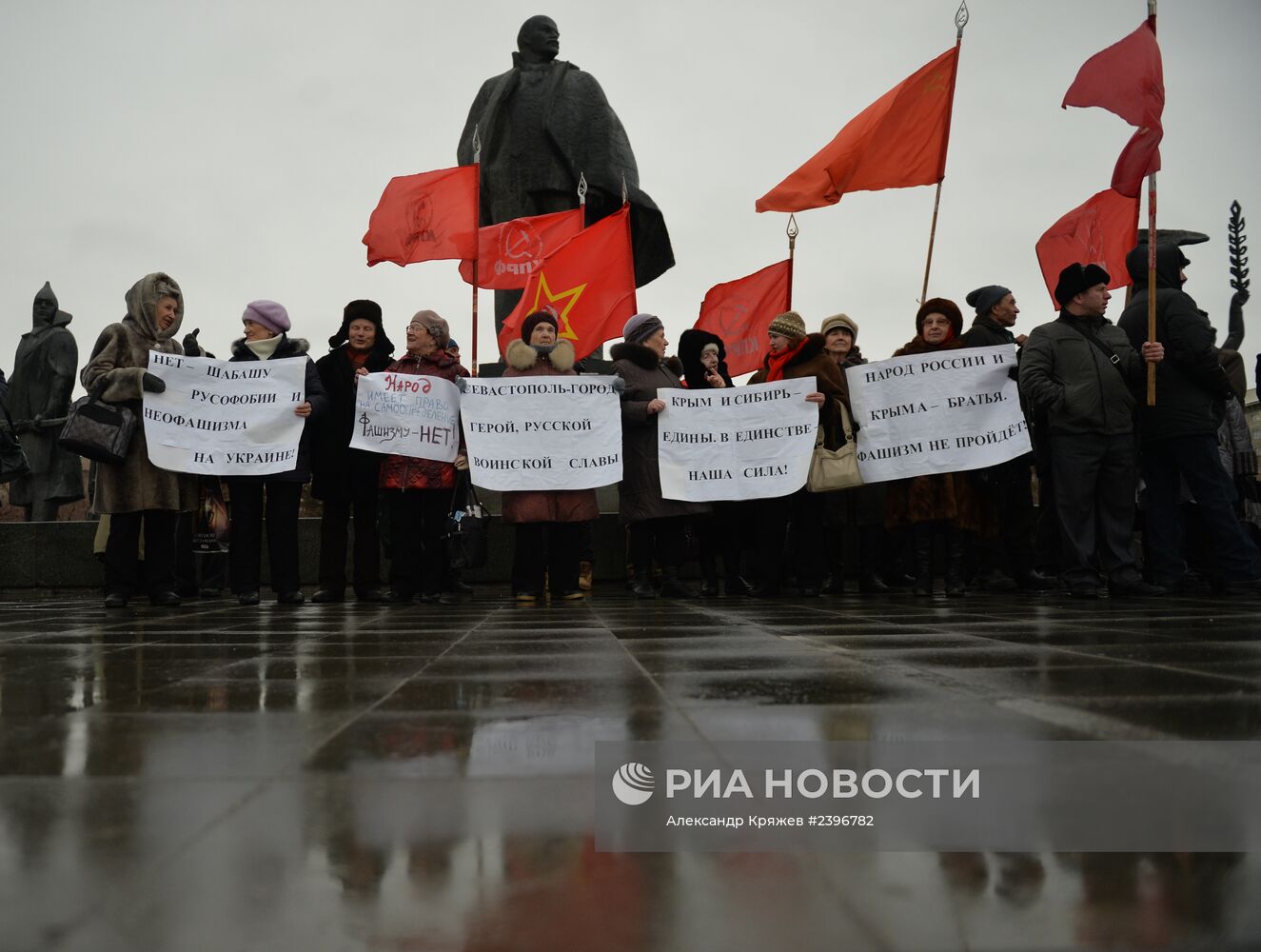 Пикет в поддержку жителей Крыма в Новосибирске