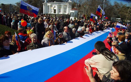 Акция "Флаг России в каждый дом" в Севастополе