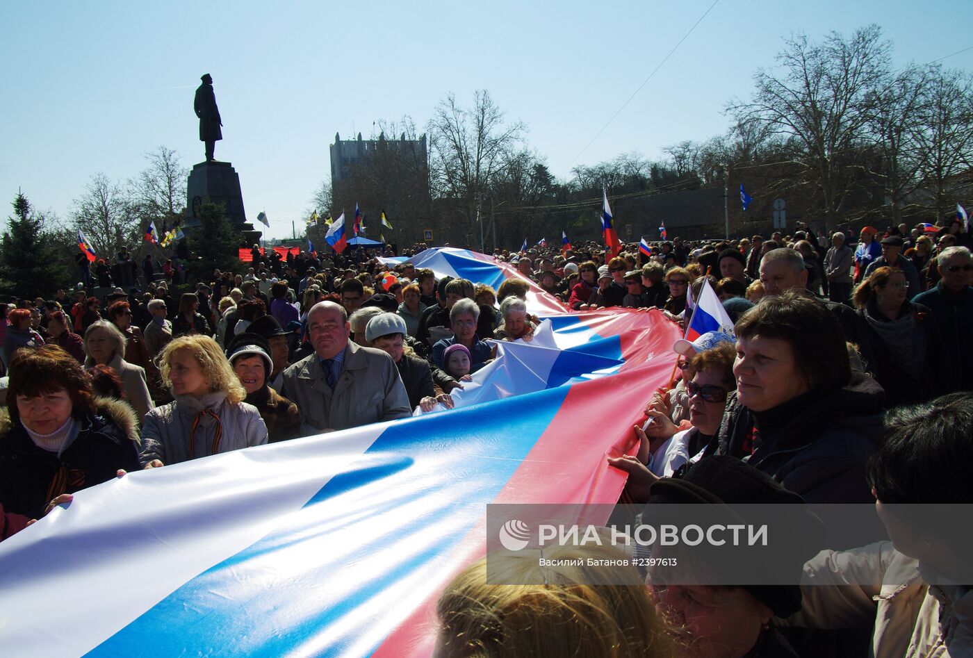 Акция "Флаг России в каждый дом" в Севастополе