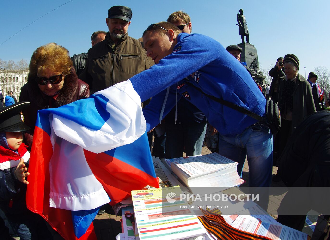 Акция "Флаг России в каждый дом" в Севастополе