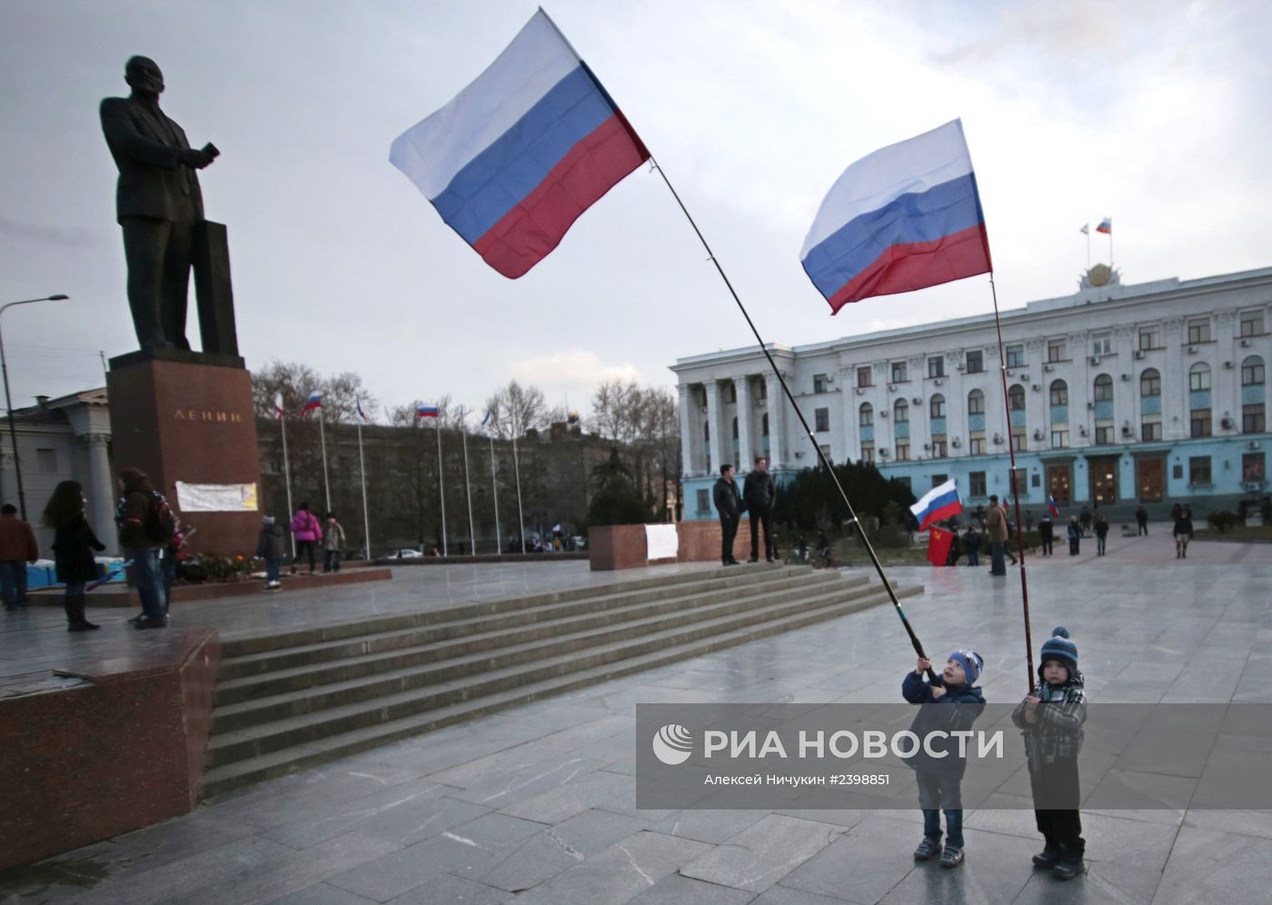 В центре Симферополя проходит праздничный концерт в честь референдума