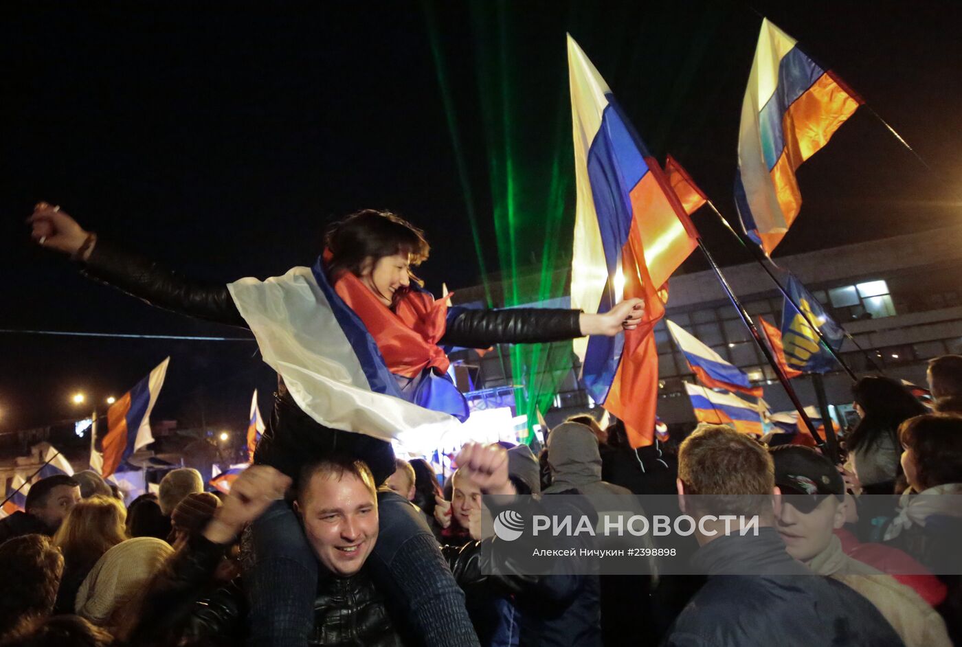 В центре Симферополя проходит праздничный концерт в честь референдума