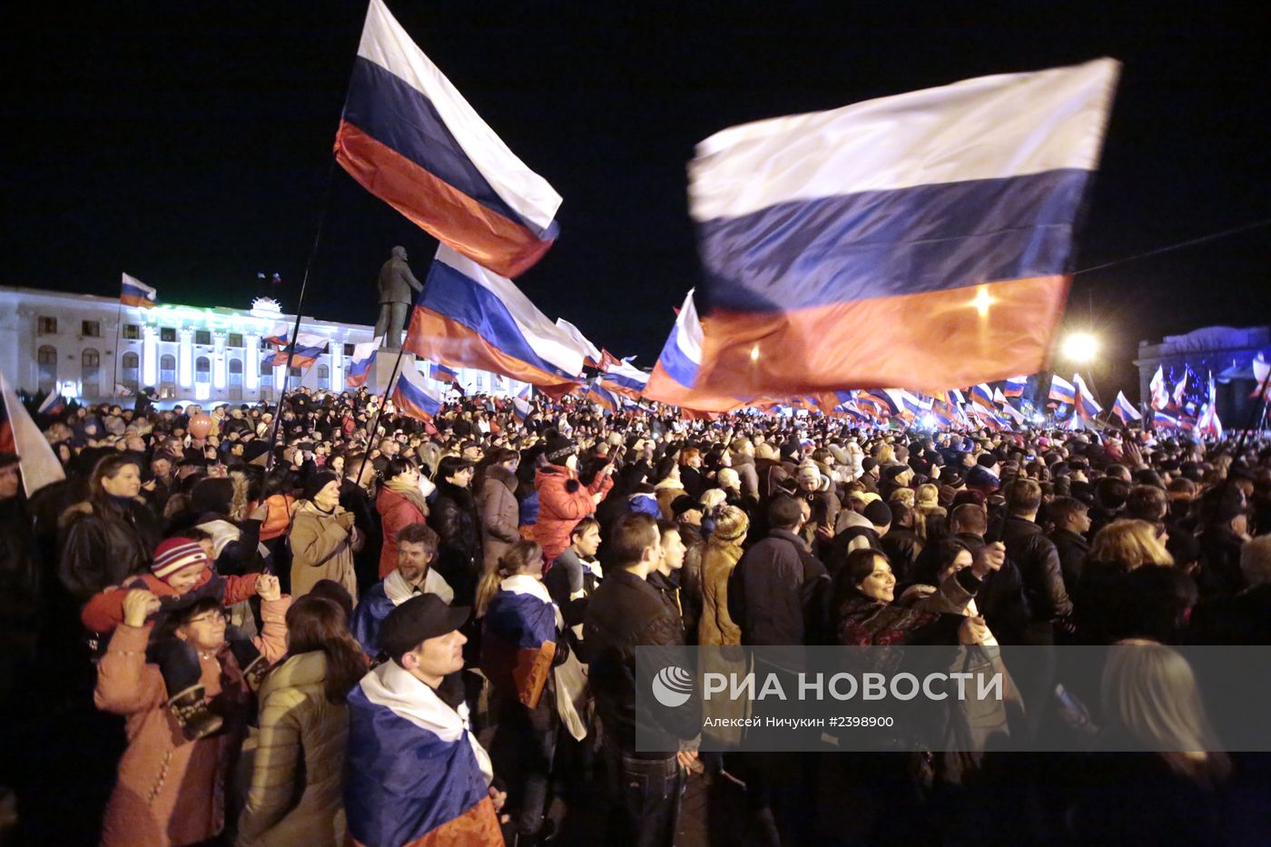 В центре Симферополя проходит праздничный концерт в честь референдума