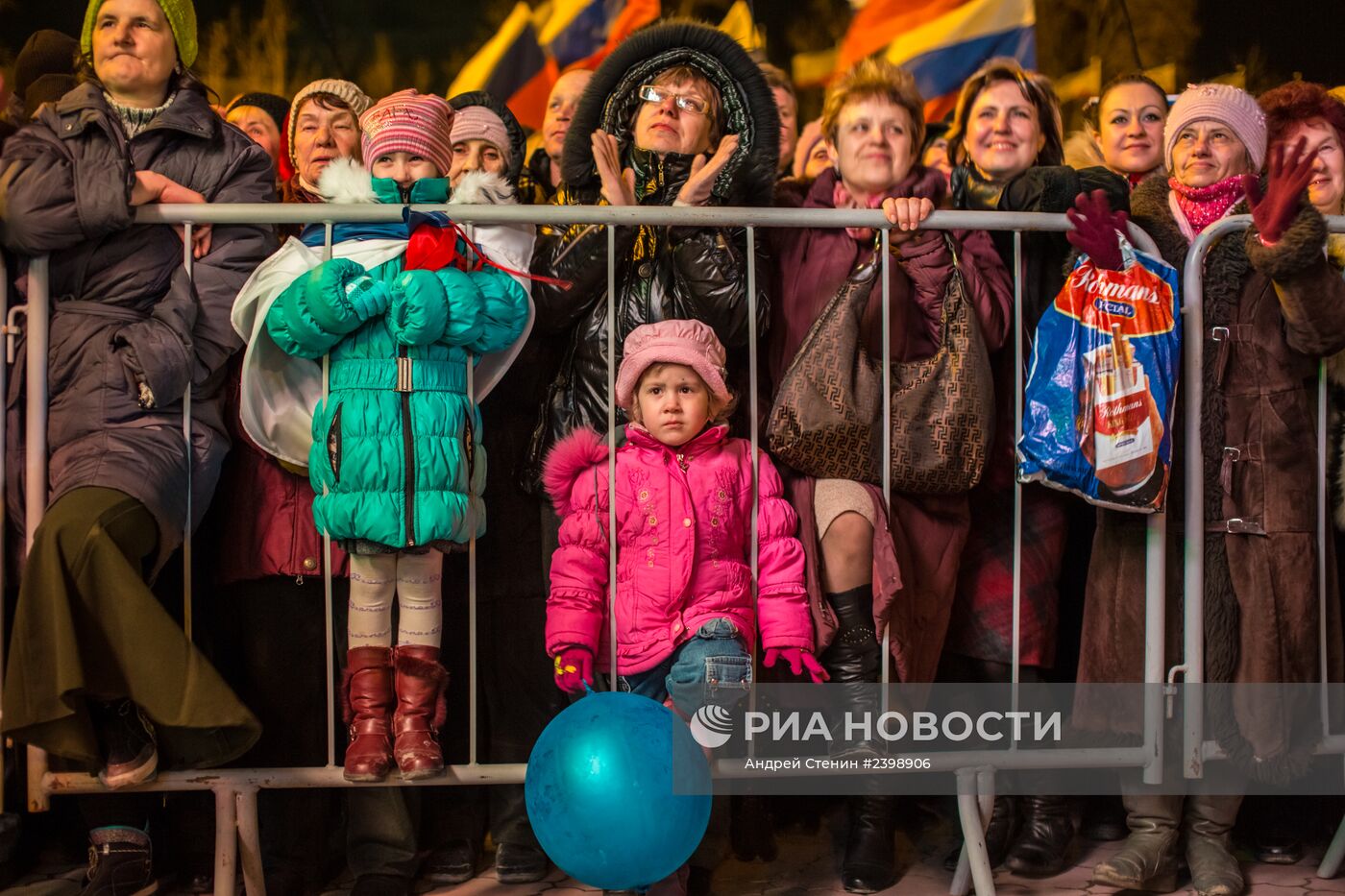 В центре Симферополя проходит праздничный концерт в честь референдума