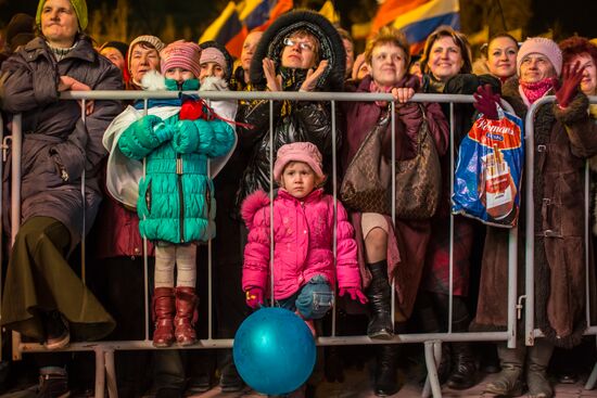 В центре Симферополя проходит праздничный концерт в честь референдума