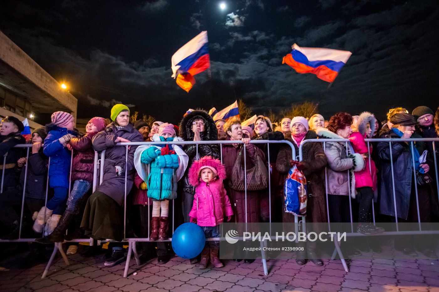 В центре Симферополя проходит праздничный концерт в честь референдума