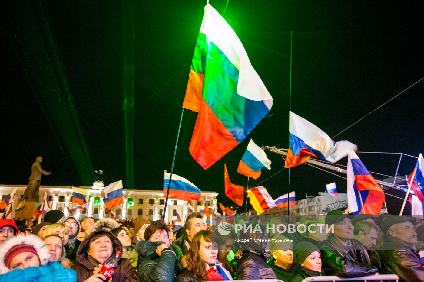 В центре Симферополя проходит праздничный концерт в честь референдума