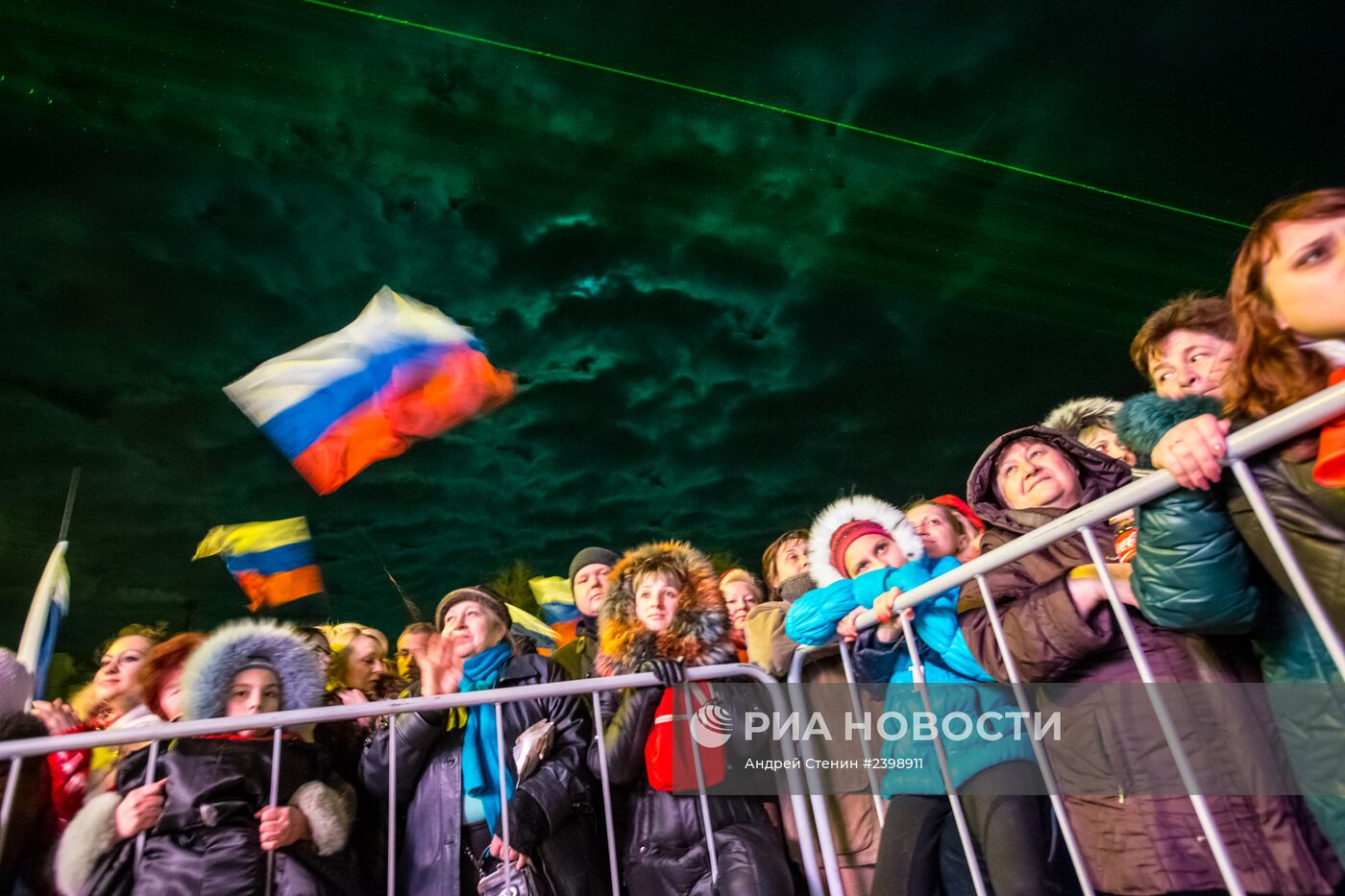 В центре Симферополя проходит праздничный концерт в честь референдума