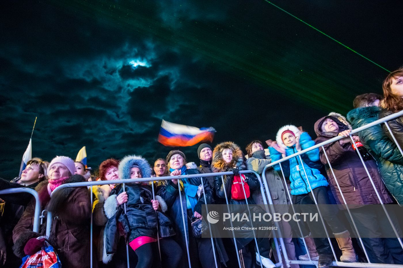 В центре Симферополя проходит праздничный концерт в честь референдума
