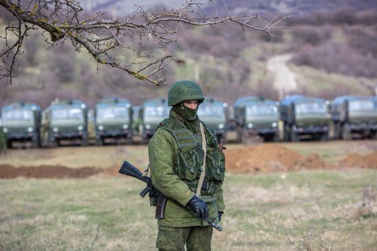 Военные в поселке Перевальное под Симферополем