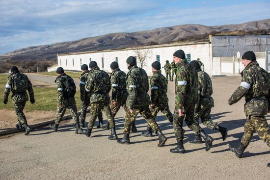 Военные в поселке Перевальное под Симферополем