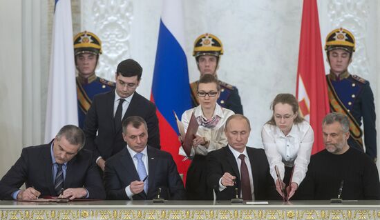 Подписание Договора между РФ и Республикой Крым о принятии в РФ Республики Крым и образовании в составе РФ новых субъектов.