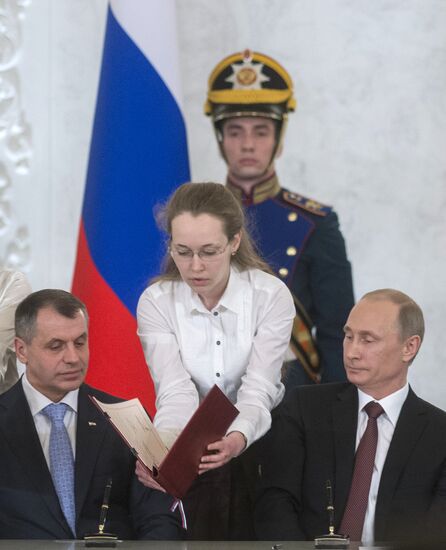 Подписание Договора между РФ и Республикой Крым о принятии в РФ Республики Крым и образовании в составе РФ новых субъектов.