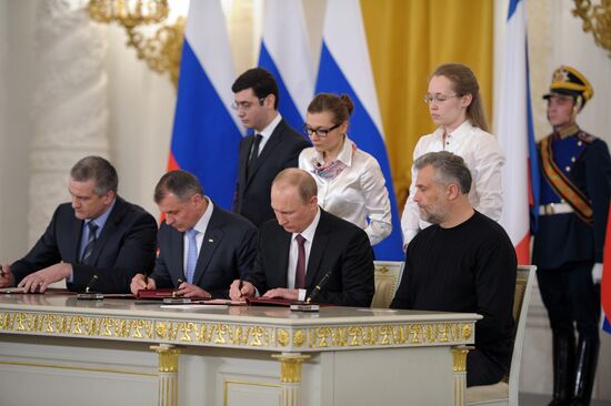 Подписание Договора между РФ и Республикой Крым о принятии в РФ Республики Крым и образовании в составе РФ новых субъектов.