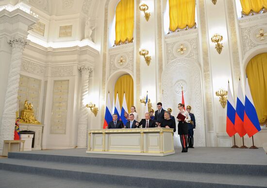 Подписание Договора между РФ и Республикой Крым о принятии в РФ Республики Крым и образовании в составе РФ новых субъектов.