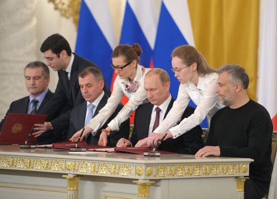 Подписание Договора между РФ и Республикой Крым о принятии в РФ Республики Крым и образовании в составе РФ новых субъектов.