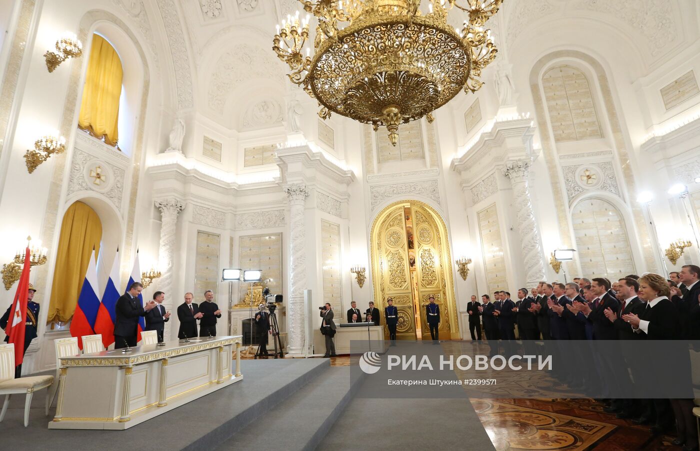Подписание Договора между РФ и Республикой Крым о принятии в РФ Республики Крым и образовании в составе РФ новых субъектов.