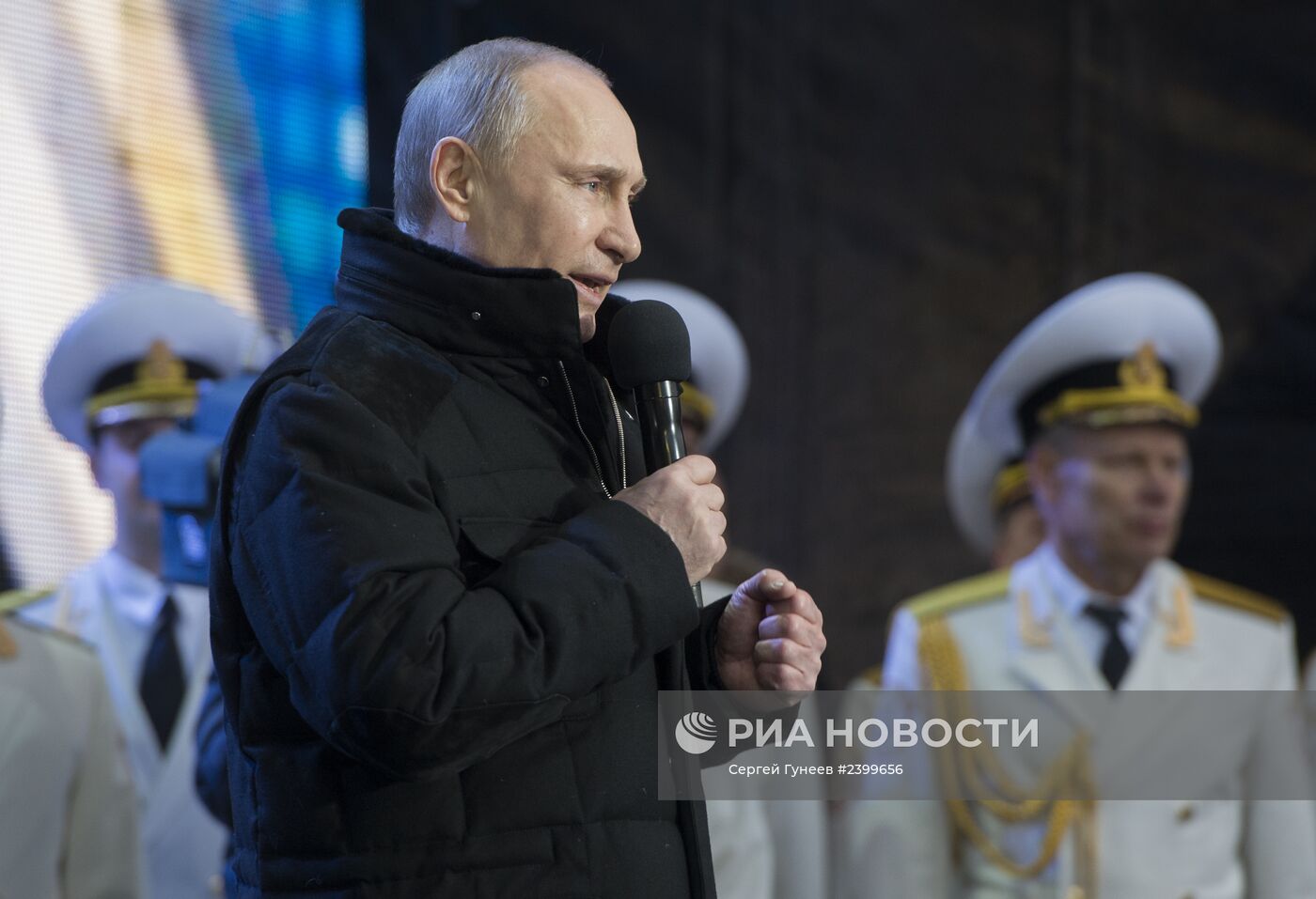 В.Путин посетил митинг-концерт "Мы вместе!" на Красной площади в Москве