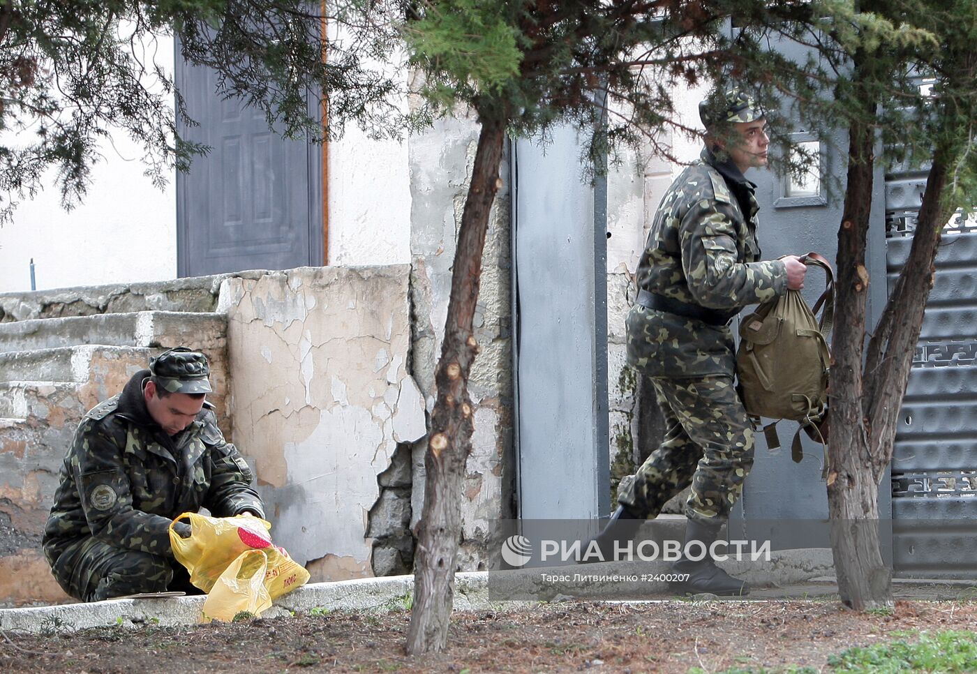 Украинские военные покидают воинскую часть