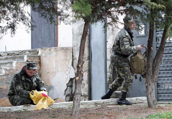 Украинские военные покидают воинскую часть