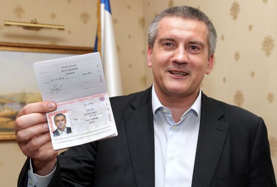 Премьер-министр Крыма Сергей Аксенов получил российский паспорт