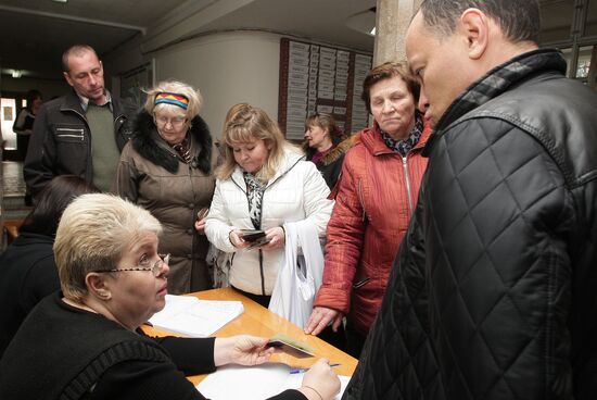 Жители Крыма подают документы на выдачу российских паспортов