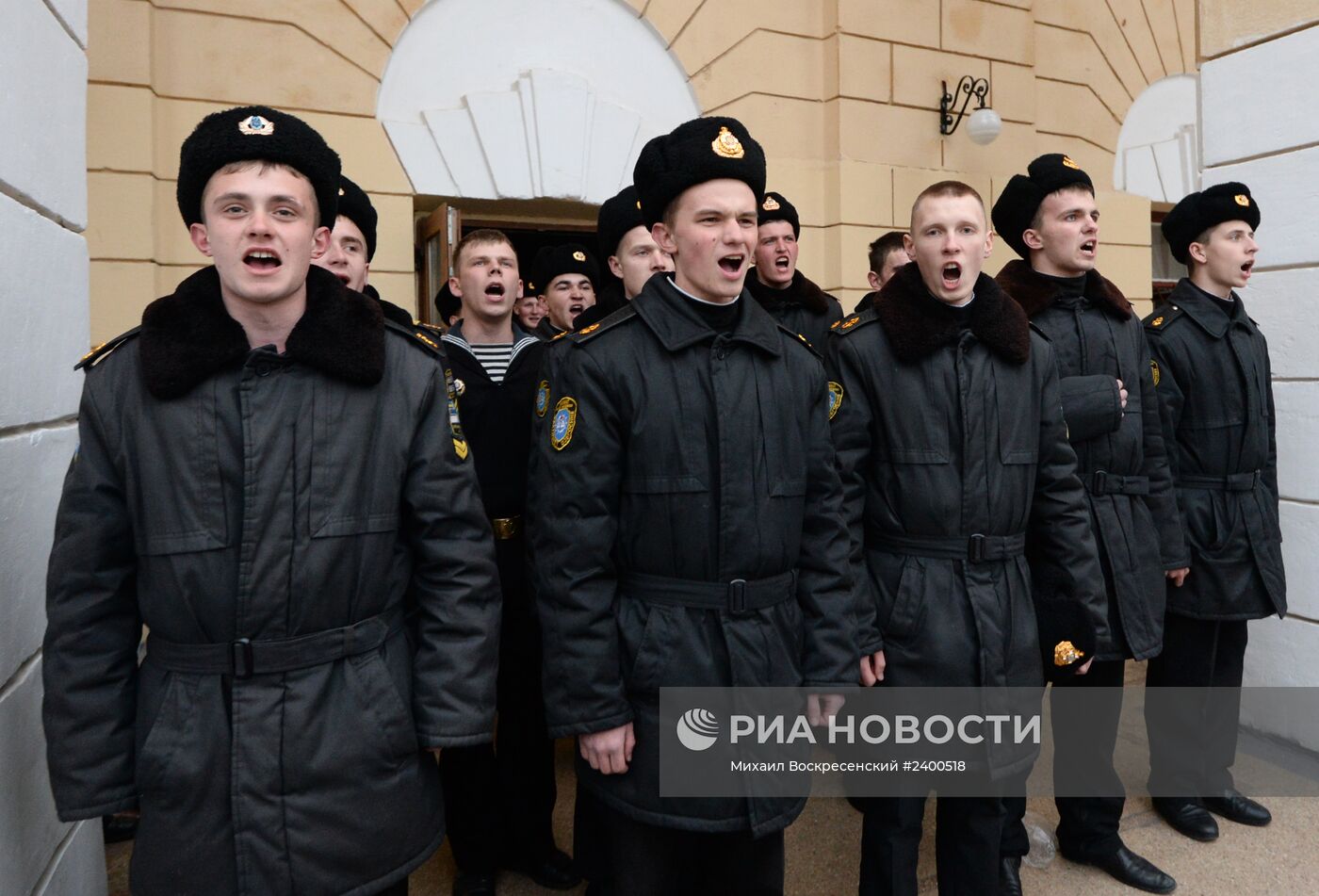Церемония поднятия российского флага в академии ВМС им. Нахимова в Севастополе