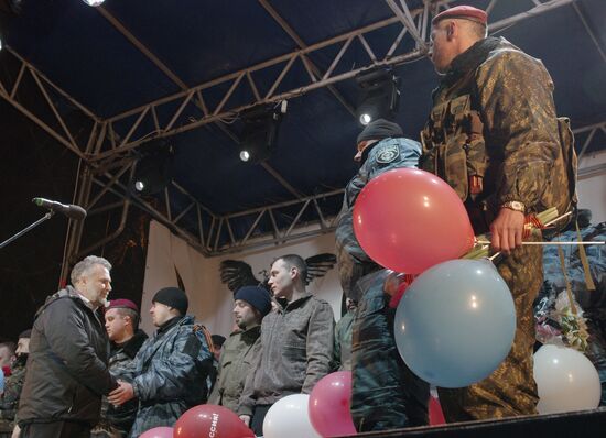 Севастопольцы встретили бойцов "Беркута", стоявших на блокпостах на въезде в Крым