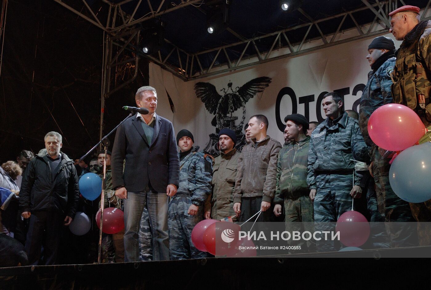 Севастопольцы встретили бойцов "Беркута", стоявших на блокпостах на въезде в Крым