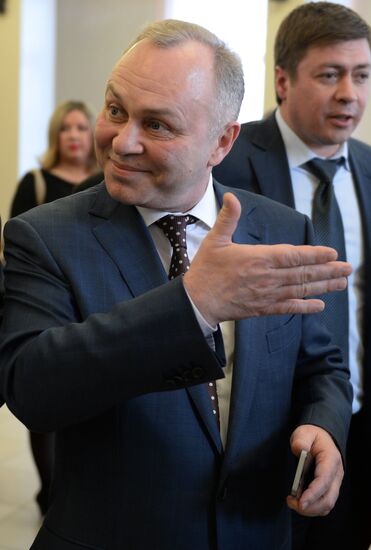 Суд снял с выборов и.о. мэра Новосибирска В. Знаткова