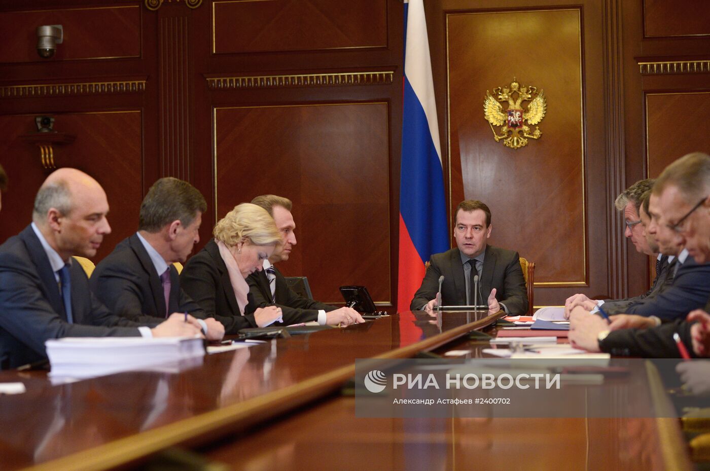 Д.Медведев провел совещание по подготовке к отчету правительства в Госдуме РФ